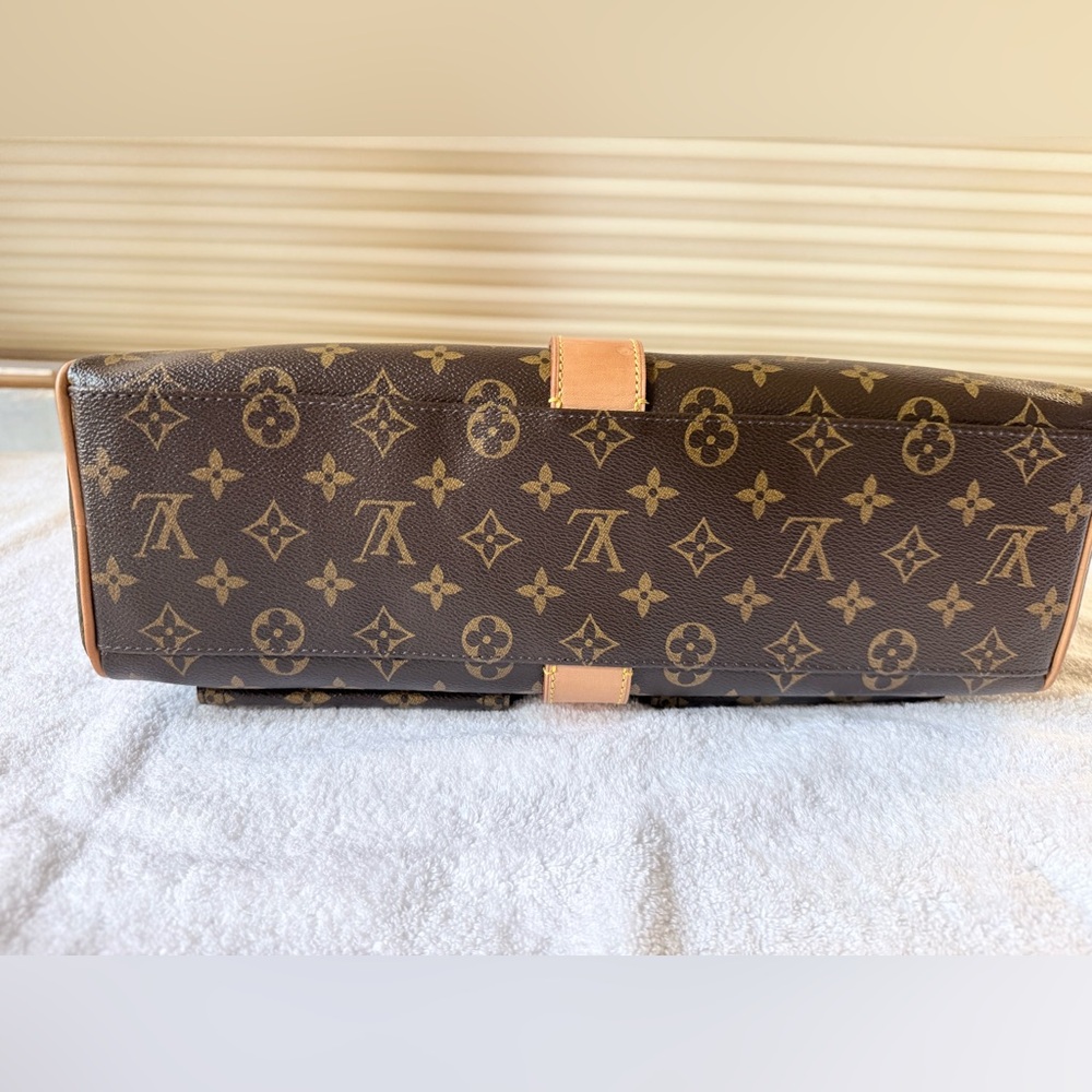 Louis Vuitton Monogram PM Manhattan Handbag - Picture 8 of 13